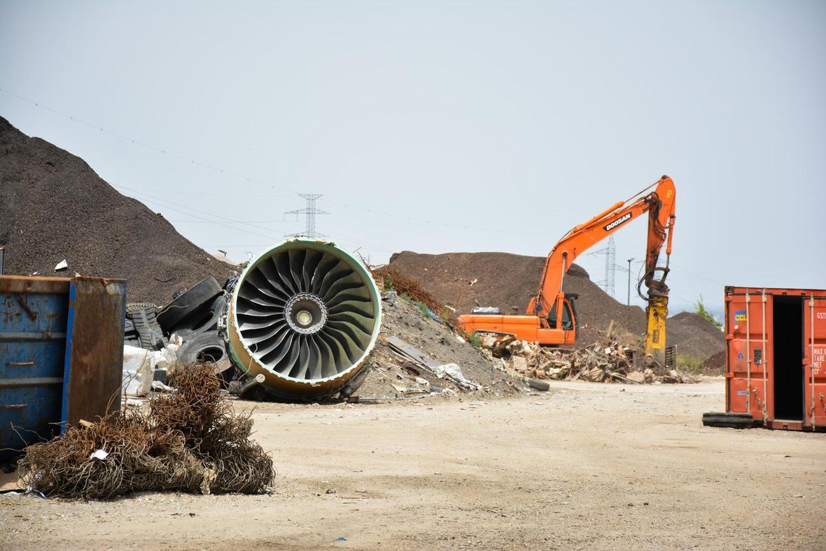 Una turbina de un avión, en la campa de residuos de López Soriano.