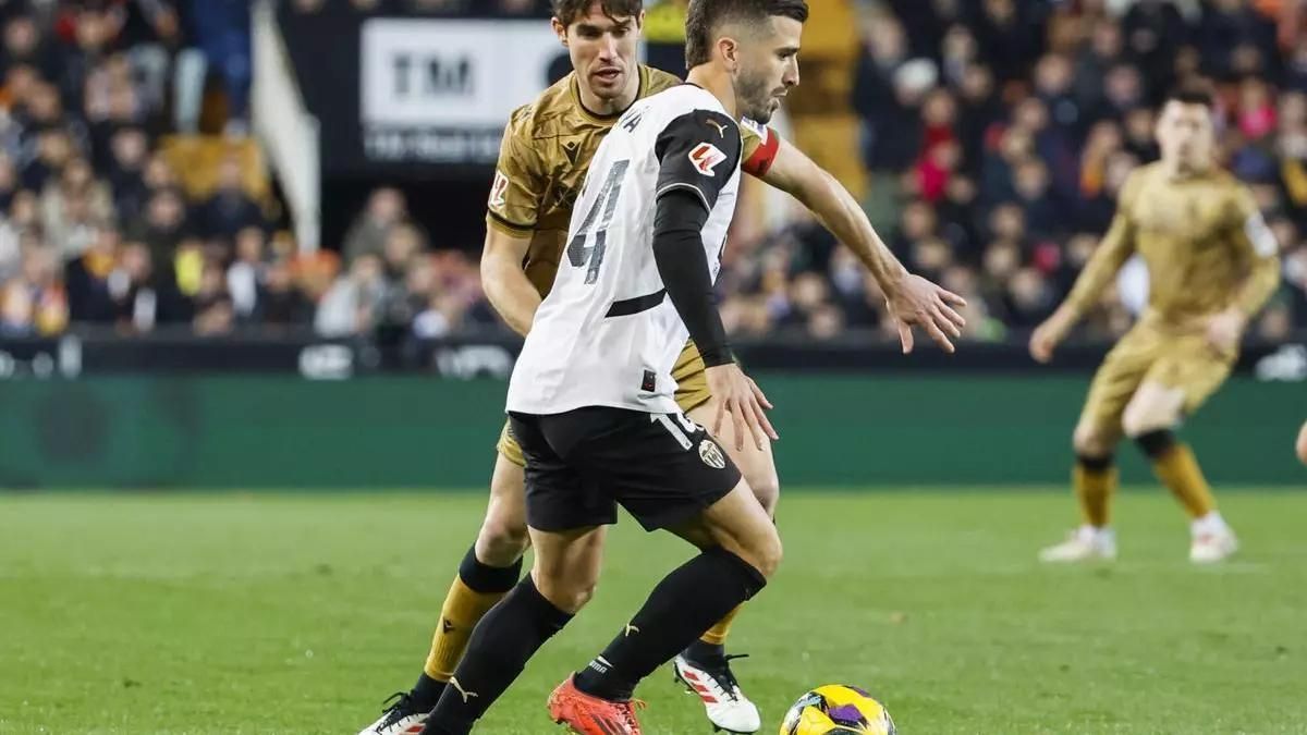 Gayà conduce un balón ante la presión de Elustondo