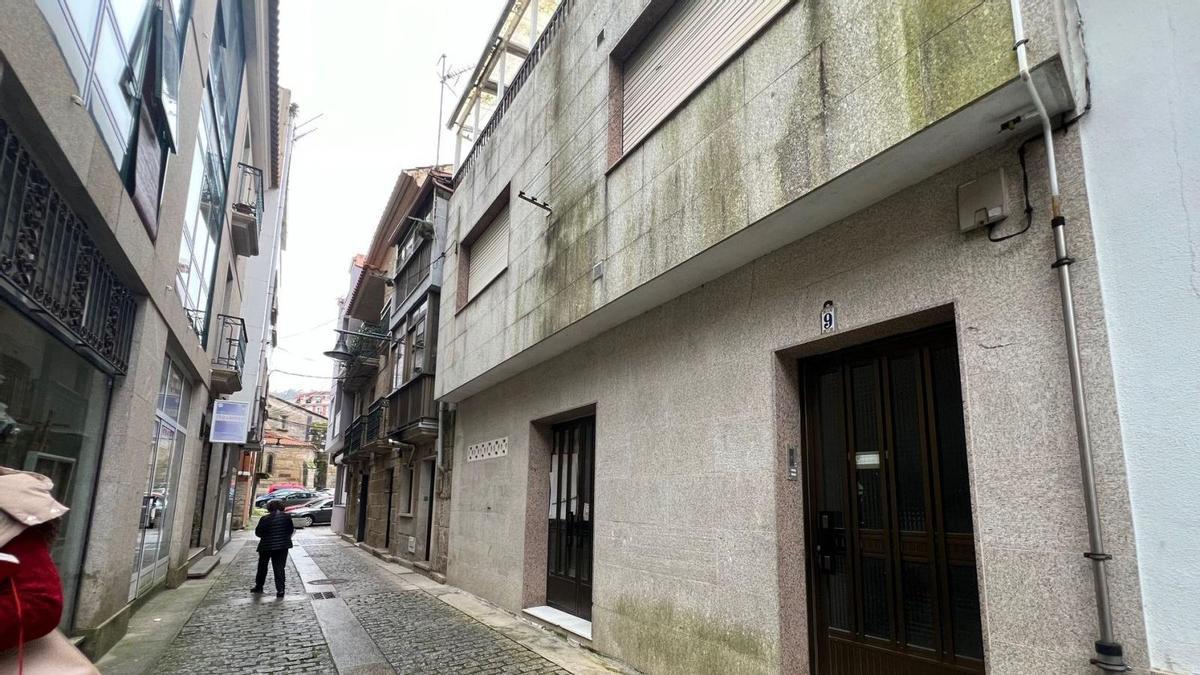 La vivienda de la mujer fallecida está en la calle Colón, en el Casco Vello de Cangas, cerca de la excolegiata.