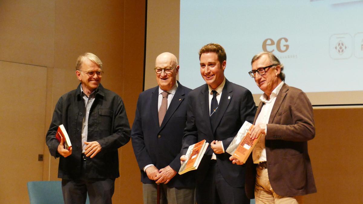 El periodista i autor del llibre, Josep Playà, amb l'exalcalde Marià Lorca, l'actual alcalde Jordi Masquef i l'editor, Àngel Madrià, dissabte passat durant la presentació.