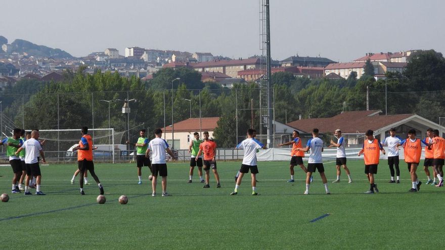 El Ourense CF comenzó los entrenamientos la semana pasada en el Municipal de Oira. | // FERNANDO CASANOVA