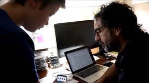 Un padre y su hijo navegan por las redes sociales, en su casa de Madrid.
