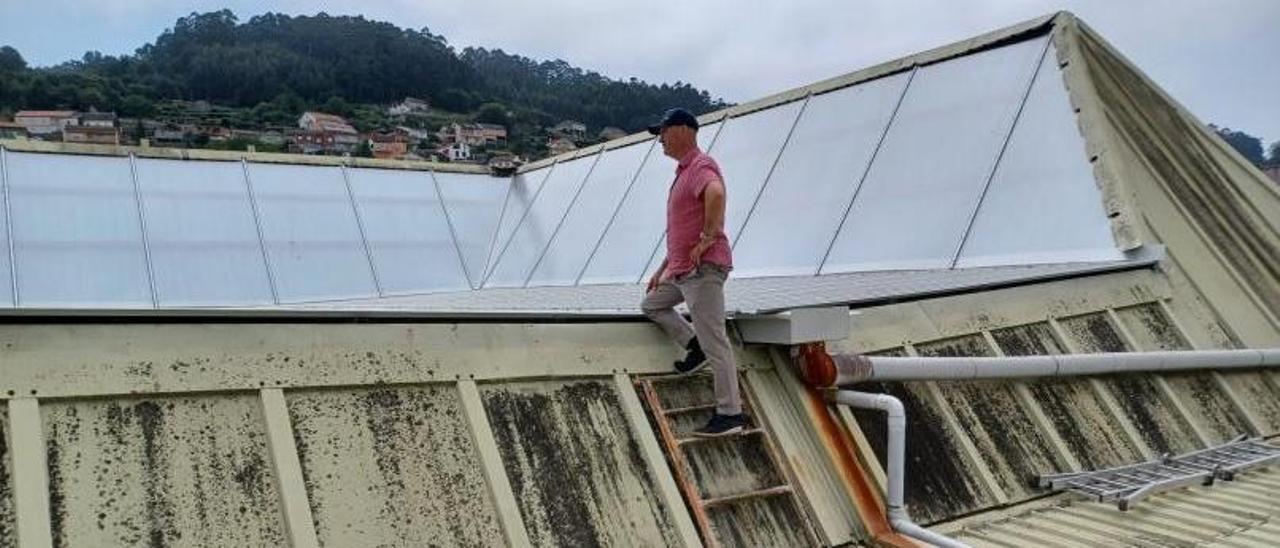 Félix Juncal, ayer, en la cubierta del pabellón municipal Pablo Herbello de Bueu.   | // FARO