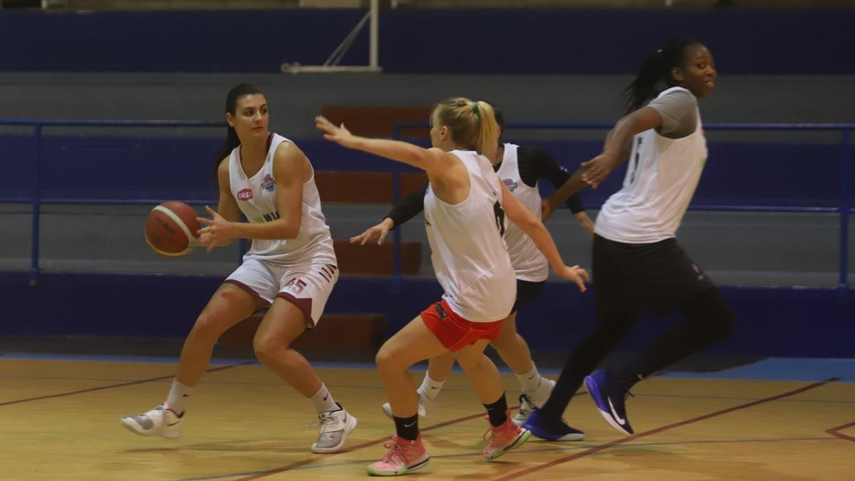 Luz Marina Montilla intenta superar a Ana Rodríguez en un entrenamiento.