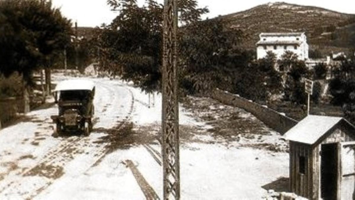 Un vehículo circula por la Arrabassada durante la primera década del siglo XX, cuando el tranvía aún no estaba instalado.