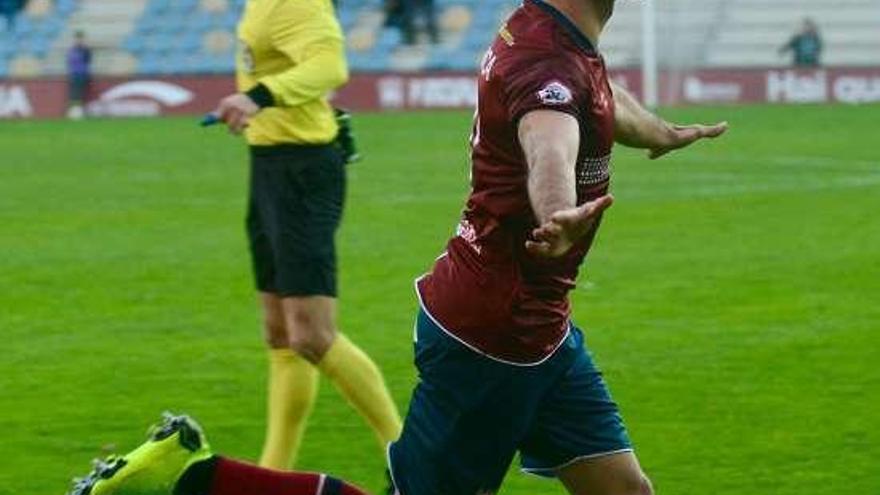 Bustos celebrando el 2-1 en el partido de ayer. // Rafa Vázquez