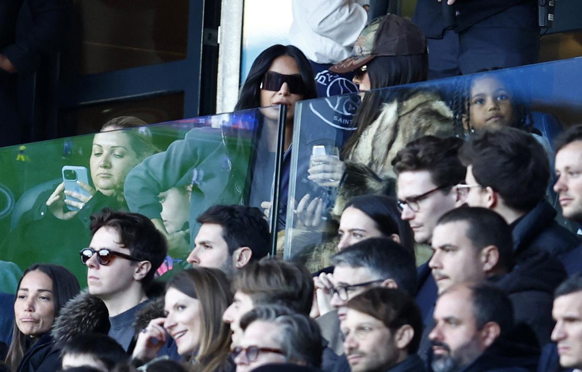 Kim Kardashian asiste al partido de fútbol de la L1 francesa entre el Paris Saint-Germain (PSG) y el Stade Rennais FC en el estadio Parc des Princes de París.