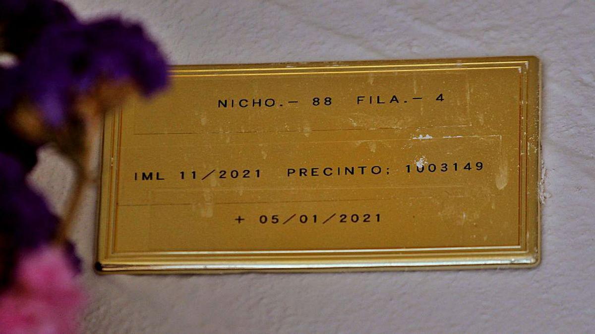 Pequeña placa para indicar a uno de los fallecidos en un cayuco.