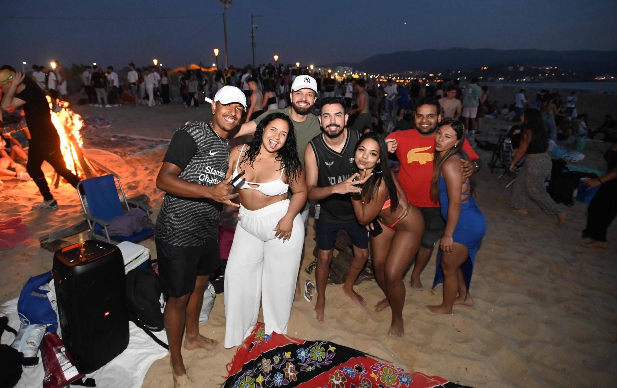 Ambientazo en las playas y plazas llenas para celebrar la noche meiga