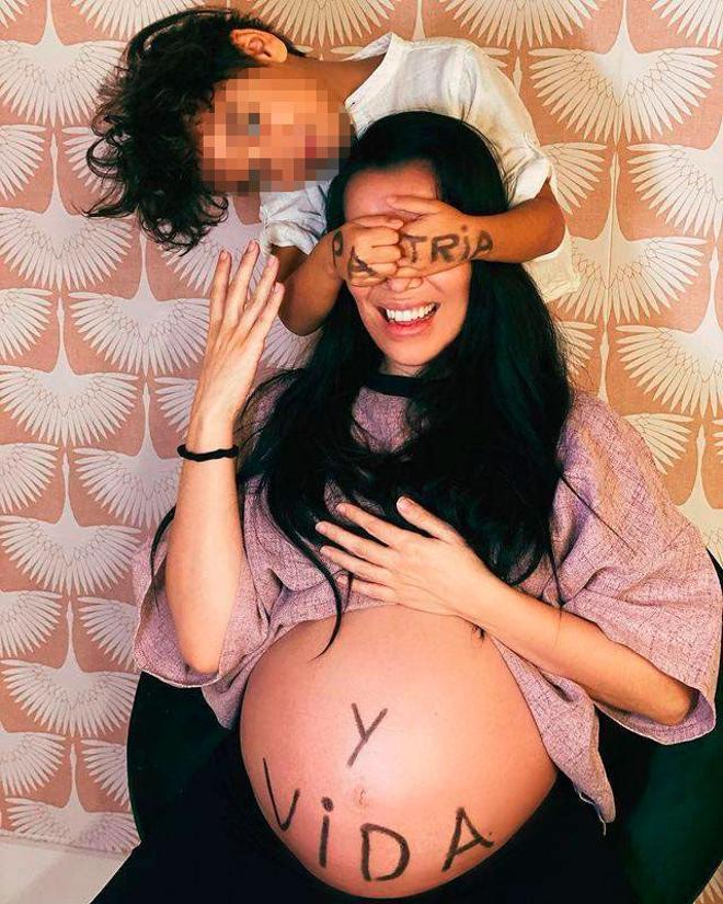 Una foto de Beatriz Luengo: embarazada y junto a su primer hijo, D'Angelo