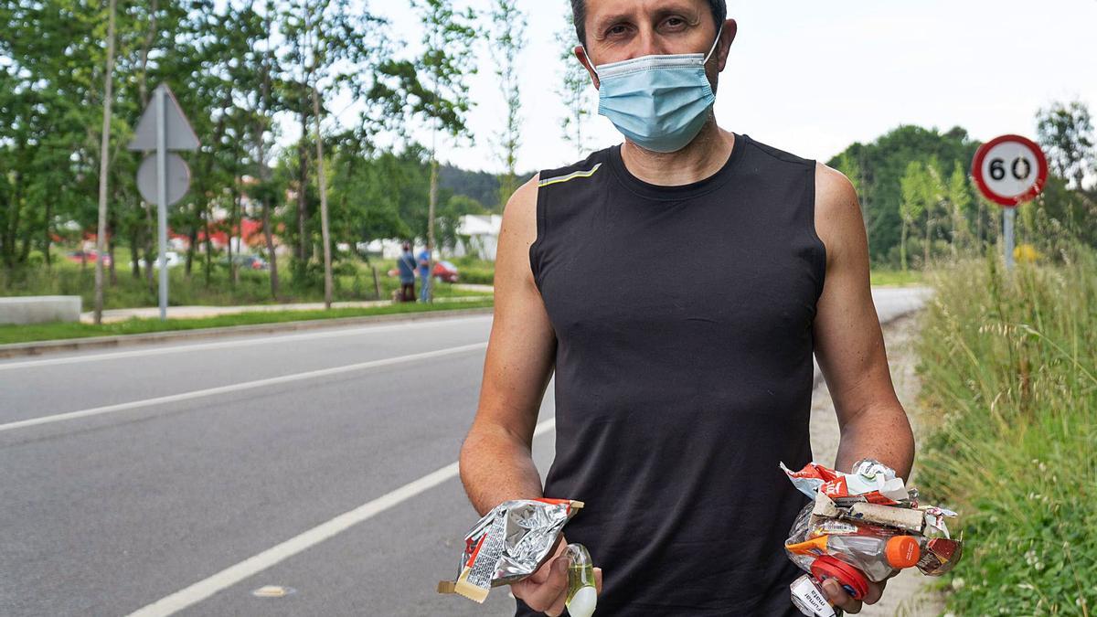 Richard Candendo, con porquería recogida en una de sus salidas.   | // C. VILLAVERDE