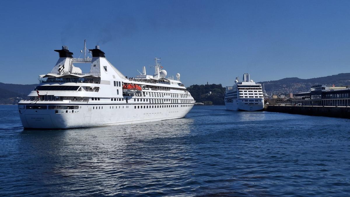 El «Star Legend» y el «Nautica», en el puerto de Vigo