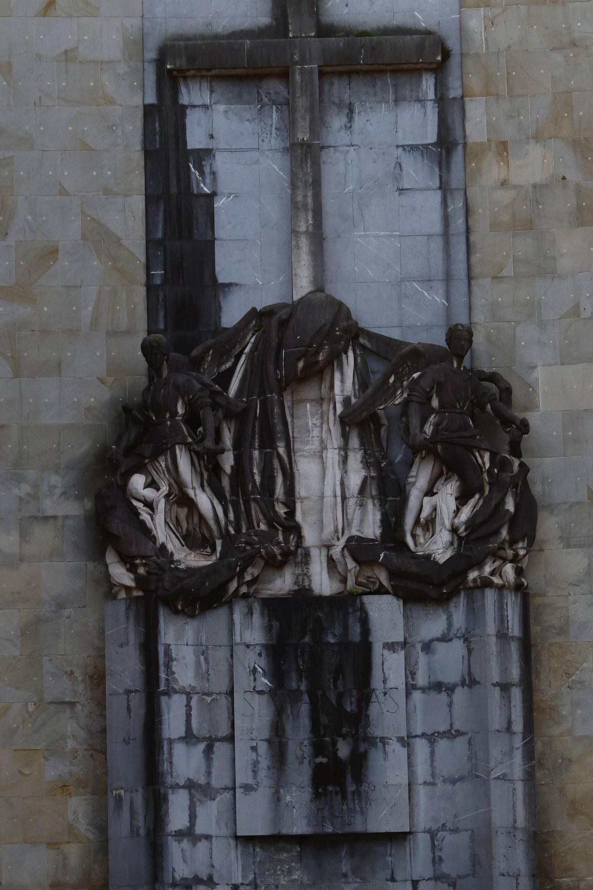 La polémica por el "Héroes del Simancas" de Gijón también está en la calle: partidarios y detractores entre quienes la ven a diario (en imágenes)