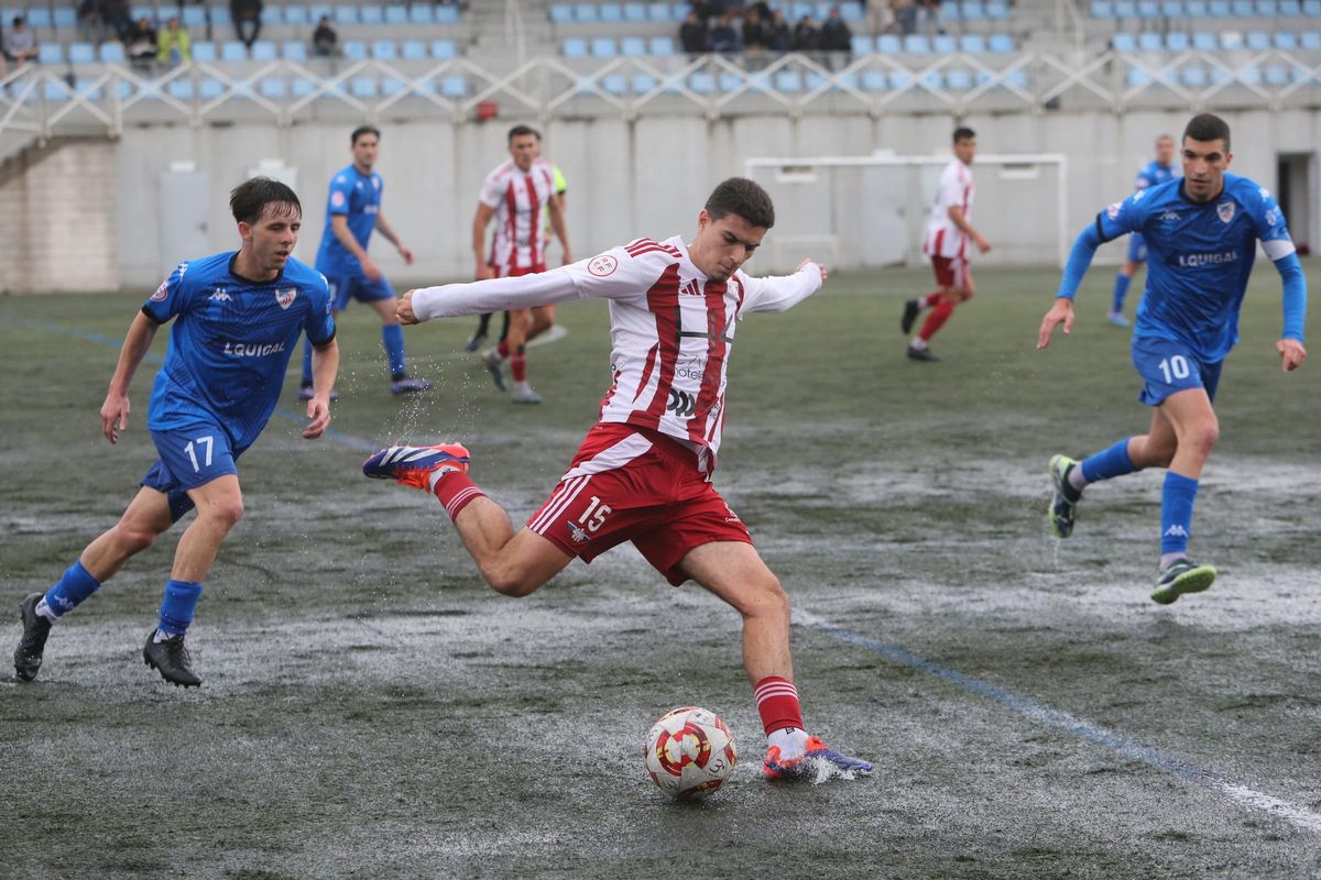 Noel golpea el esférico en una acción de un partido de la temporada pasada.