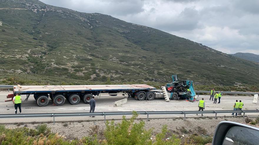 Un aparatoso accidente obliga a cortar la N-232 entre Catí y Vallivana