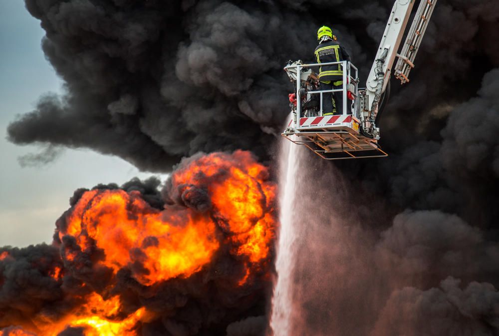 Más de una veintena de bomberos trabajaban anoche para sofocar el complicado incendio.