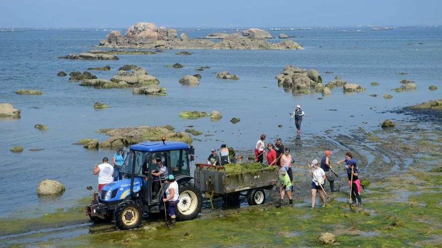 Labores de limpieza ayer en la playa vilanovesa de A Braña. // Noé Parga