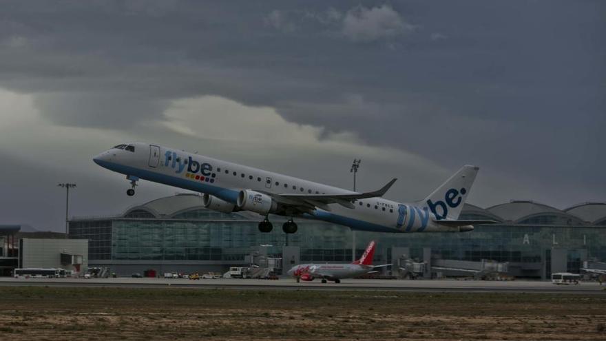 Una avión de la compañía Flybe despega en el aeropuerto de Alicante-Elche en imagen de archivo