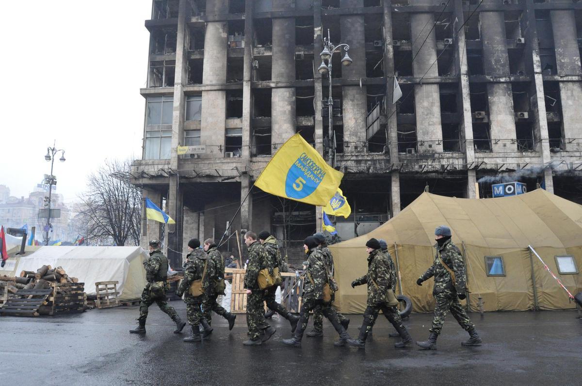 Un grupo de hombres de las Autodefensas de Maidán, frente al edificio de los sindicatos en la plaza de la Independencia de Kiev en febrero de 2014.