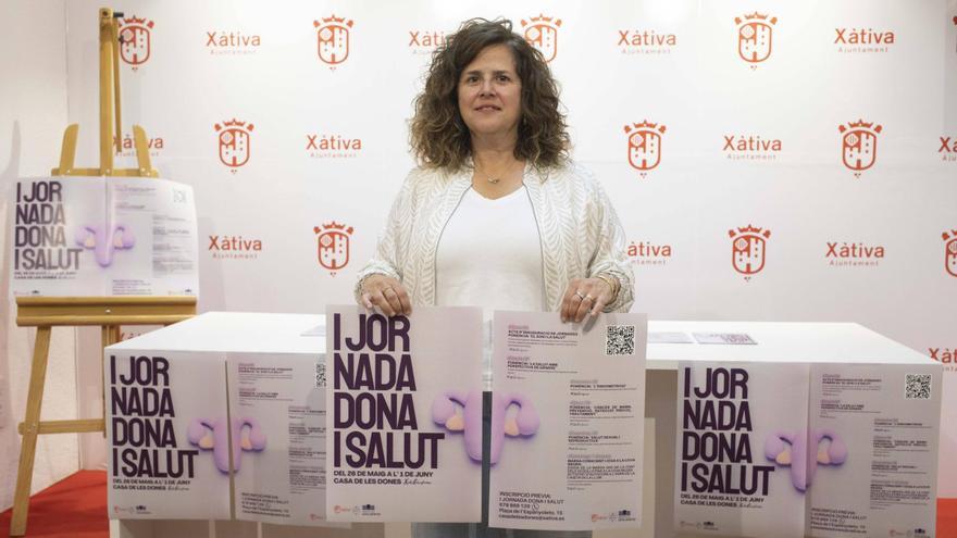 La regidora Amor Amorós en la presentación de la I Jornada Dona i Salut que se celebrará en Xàtiva.