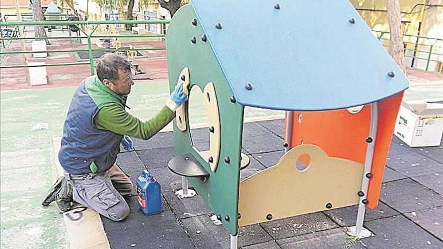 Almenara inicia un programa para poner a punto los parques infantiles