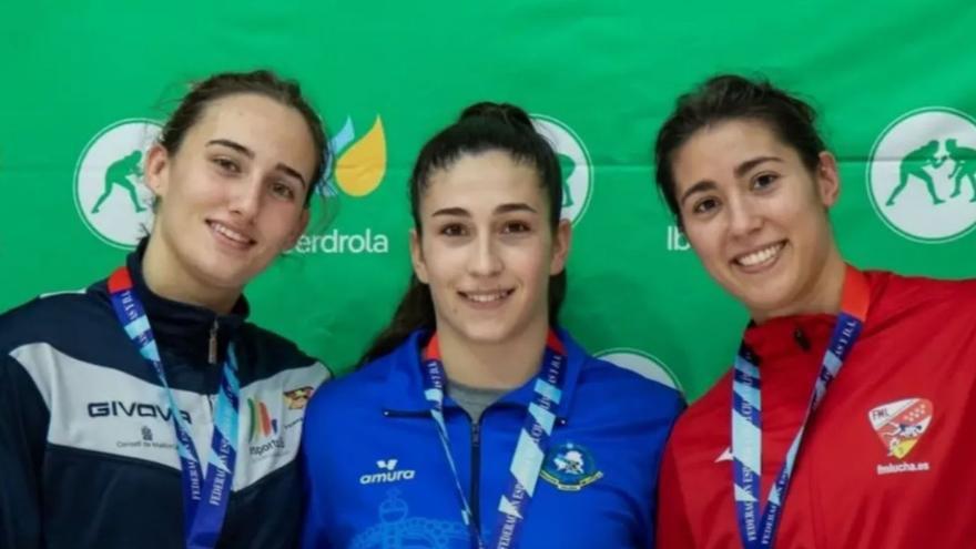 Nerea Pampín, con la medalla de oro, en el podio final.