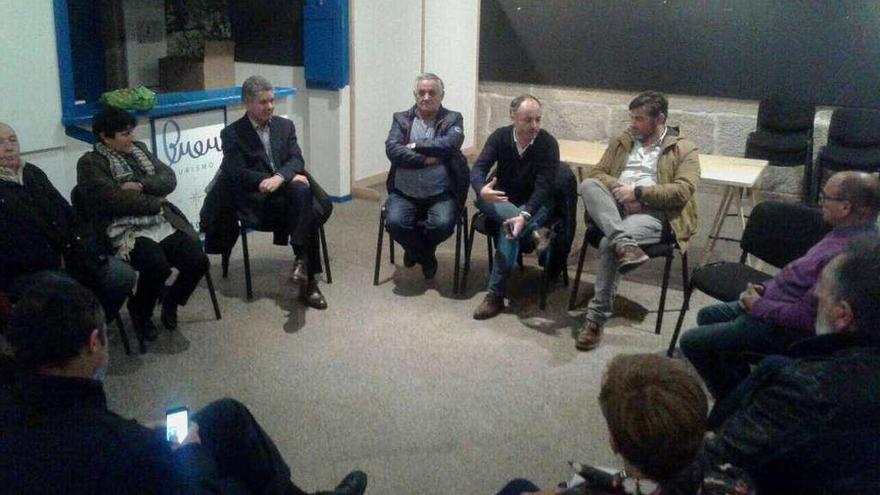 David Regades, en el centro, en la reunión de ayer con la militancia de Bueu. // Gonzalo Núñez