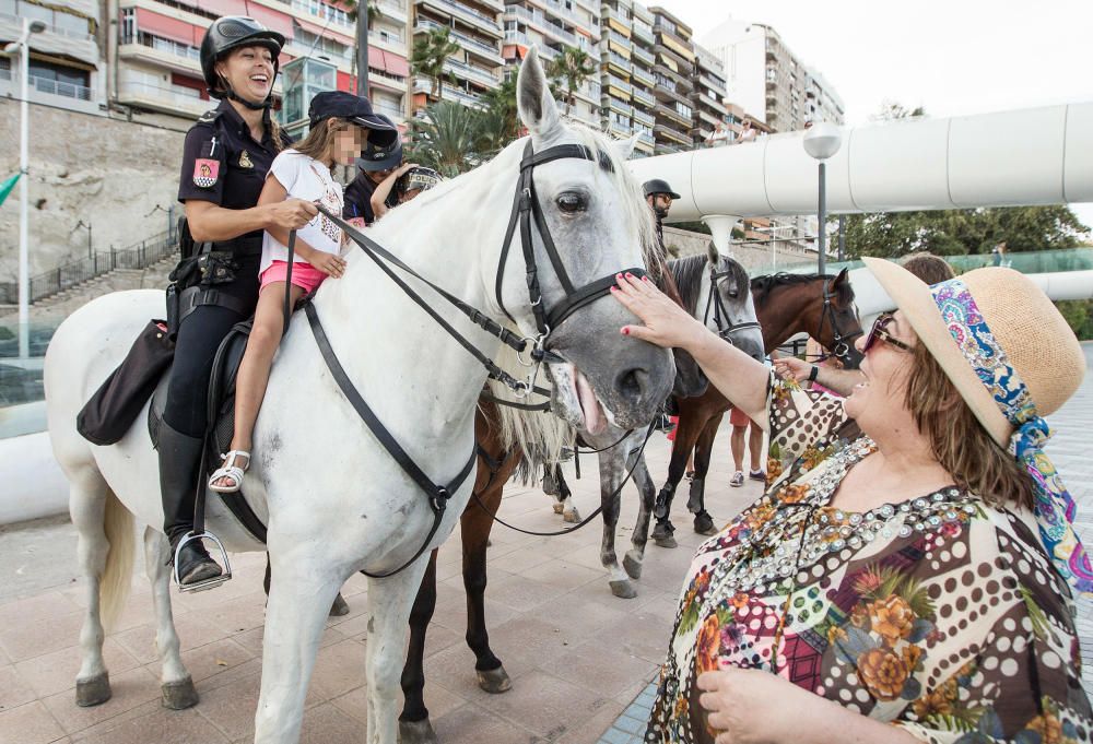 Los agentes se convierten en una atracción para los niños que se fotografían con ellos.