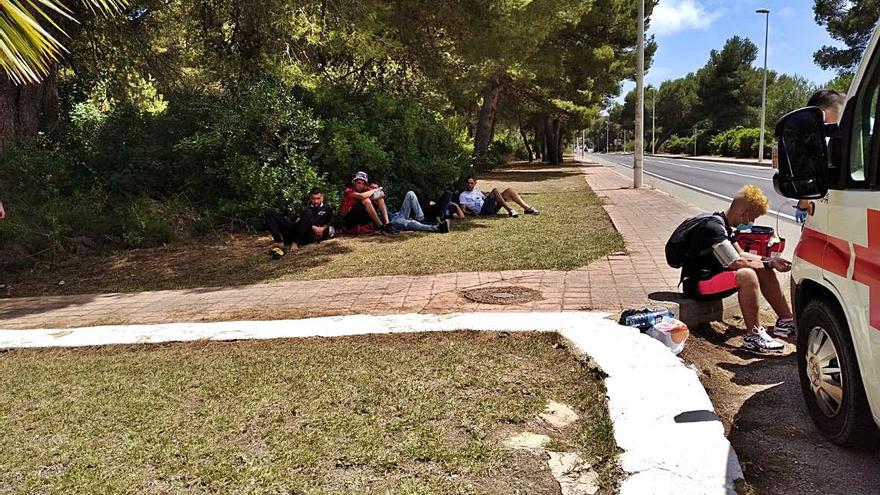 Un grupo de los inmigrantes llegados este martes a Xábia por la mañana.  