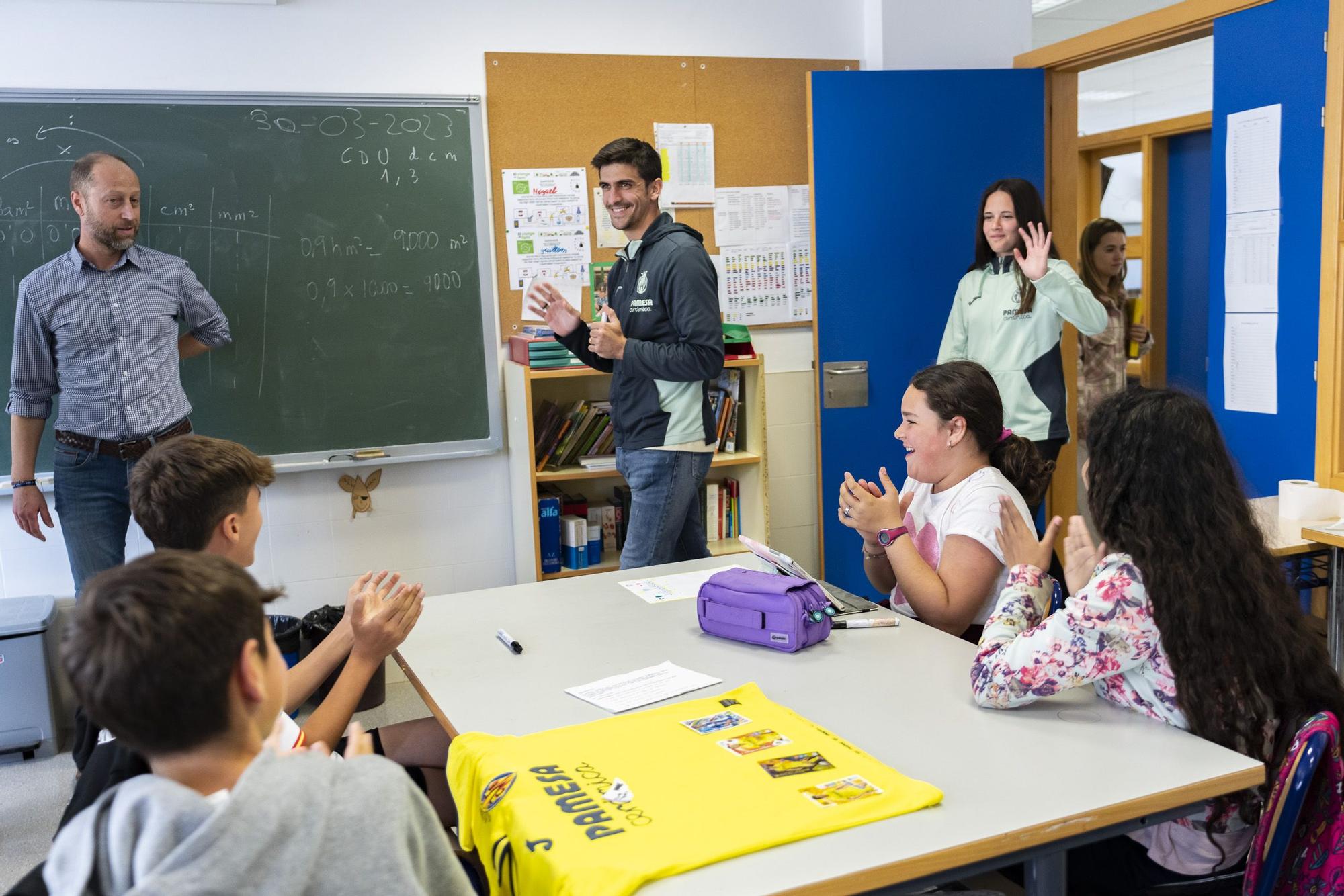 Rocío García y Gerard Moreno en el CEIP Germans Ochando de Vila-real.