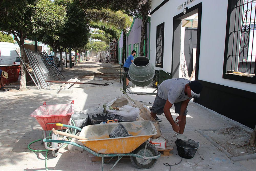 El Cortijo de Torres acelera los trabajos en casetas, calles y portada para ponerse a punto de cara al inicio de la semana de Feria.