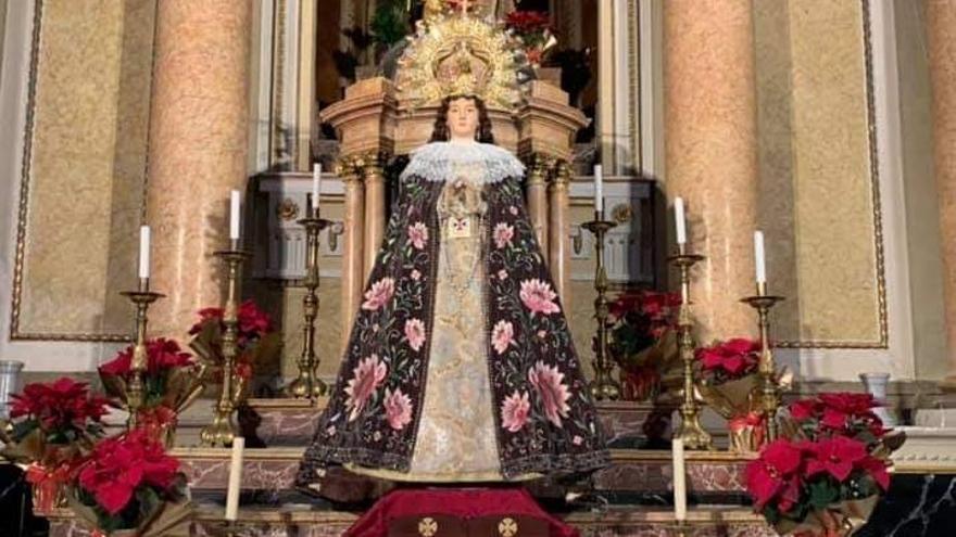 La imagen de la Patrona de Monóvar permanecerá durante toda la semana presidiendo el altar mayor de la iglesia parroquial de San Juan Bautista.