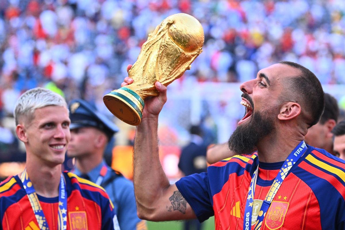 Borja Iglesias, de España, celebra con el trofeo de la Copa Mundial junto a Dani Olmo tras la victoria en la final de la Copa Mundial de la FIFA 2026 contra Argentina en el Estadio de Nueva York-Nueva Jersey (MetLife Stadium).