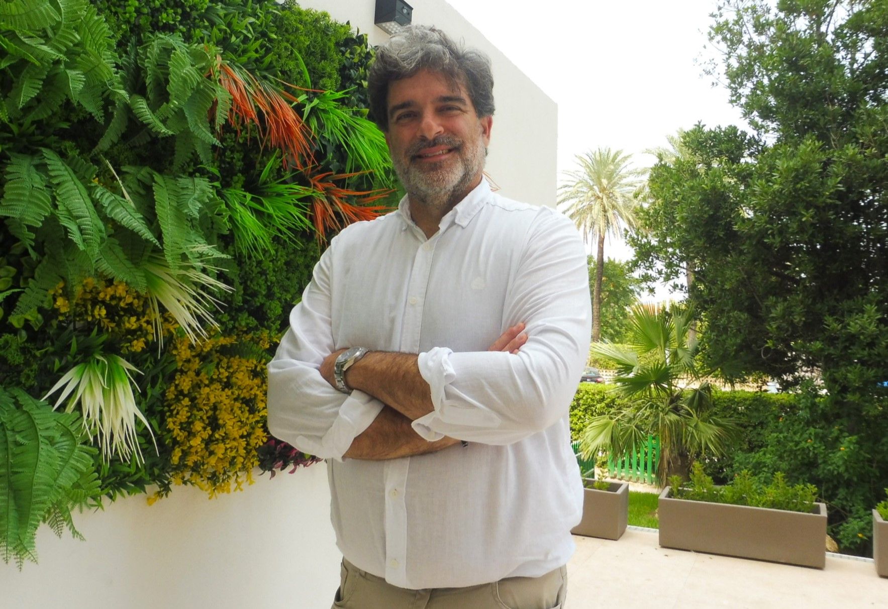 Luis Rodríguez, en la terraza del hotel Tres Anclas, del que es director.
