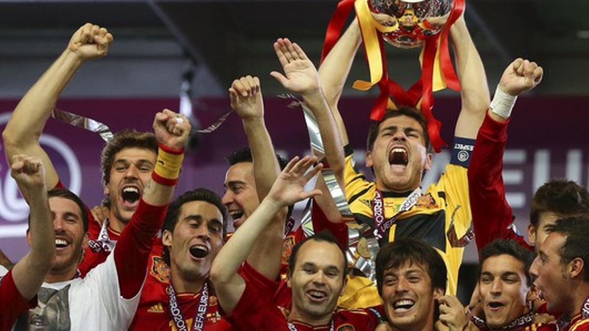 Iker Casillas levanta el trofeo que acredita a su equipo como vencedor de la Eurocopa 2012.