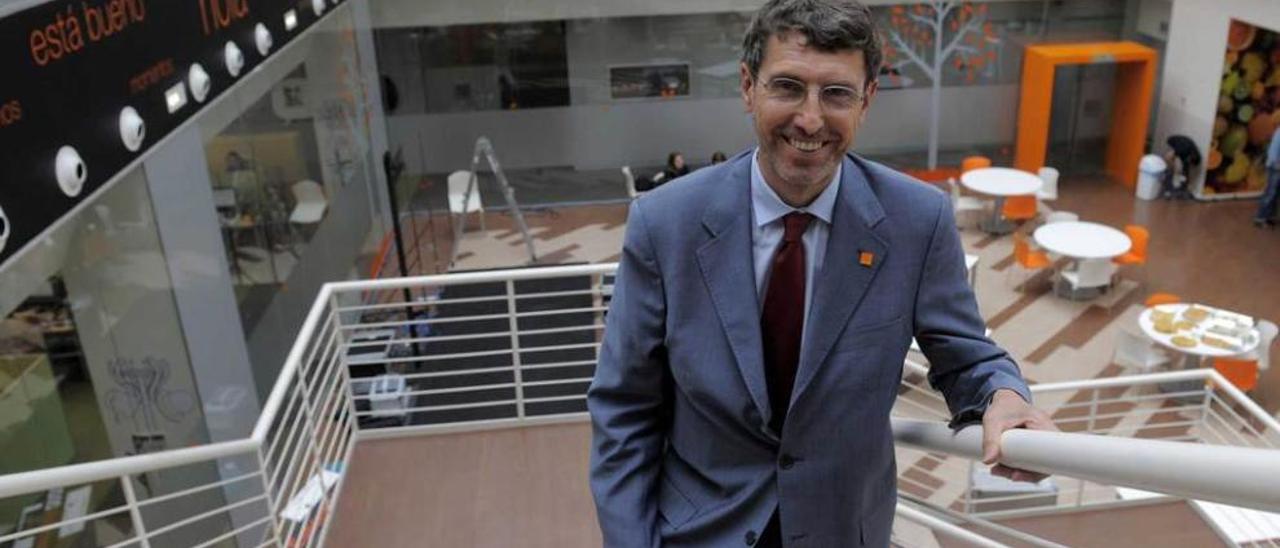 Jean Marc Vignolles, en el centro de atención al cliente de Orange en Oviedo el pasado miércoles.