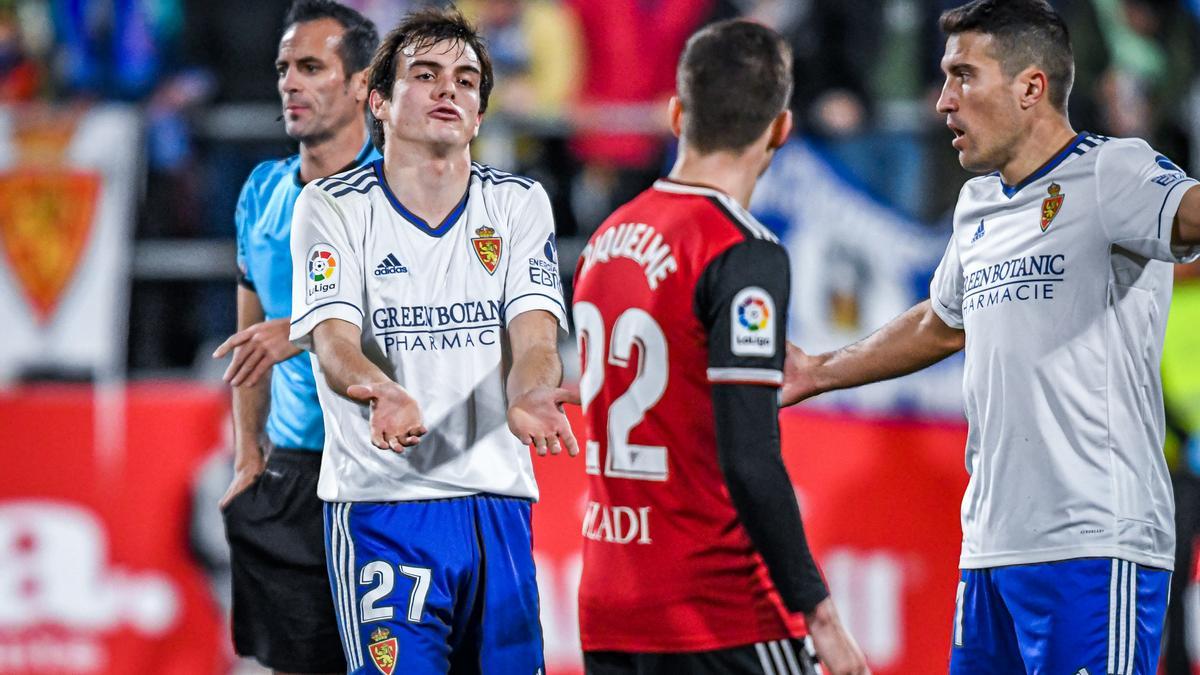 Francho Serrano se lamenta durante el partido en Anduva.