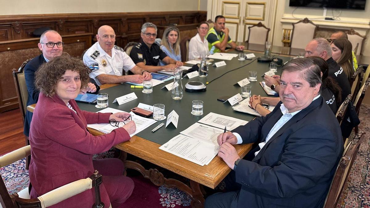 Sanmartín e Abalde, en primeiro plano, presidiron a reunión da Xunta Local de Seguridade