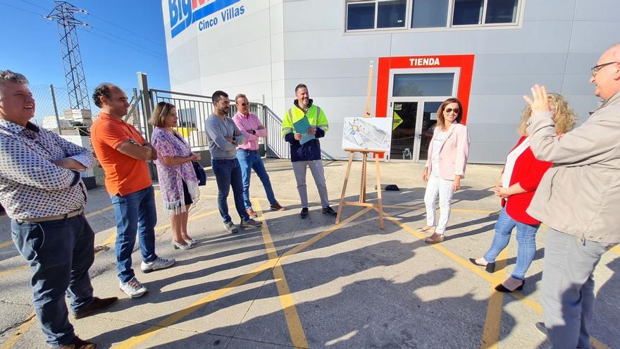 Tras la presentación del proyecto, la alcaldesa aprovechó para visitar dos empresas ejeanas, Plasbar y Macoga. | SERVICIO ESPECIAL