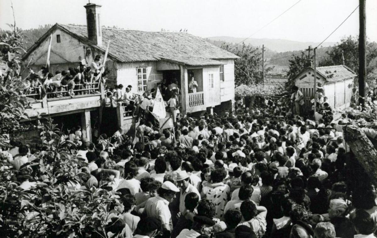 Una multitud recibe a Raúl Alfonsín, en Casaldarnos (Ribadumia). | MAGAR