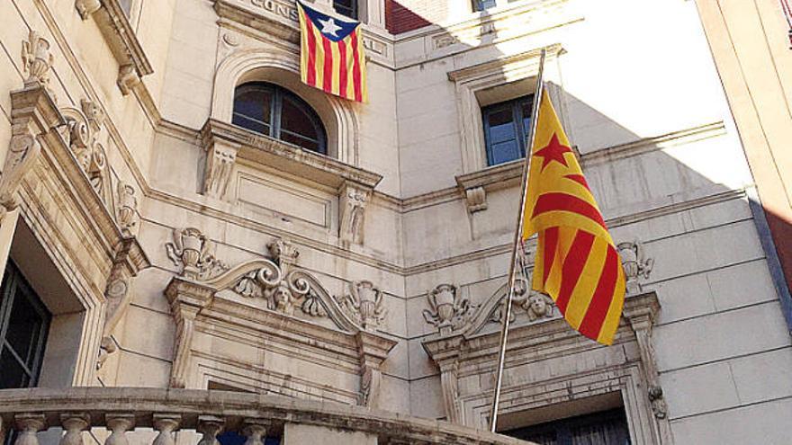 L&#039;estelada onejant al balcó de l&#039;ajuntament de Berga, aquest març