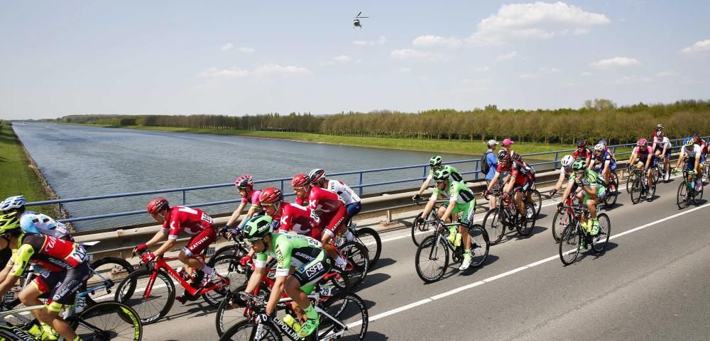 El alemán Marcel Kittel se ha llevado la victoria en la segunda etapa de la ronda italiana.