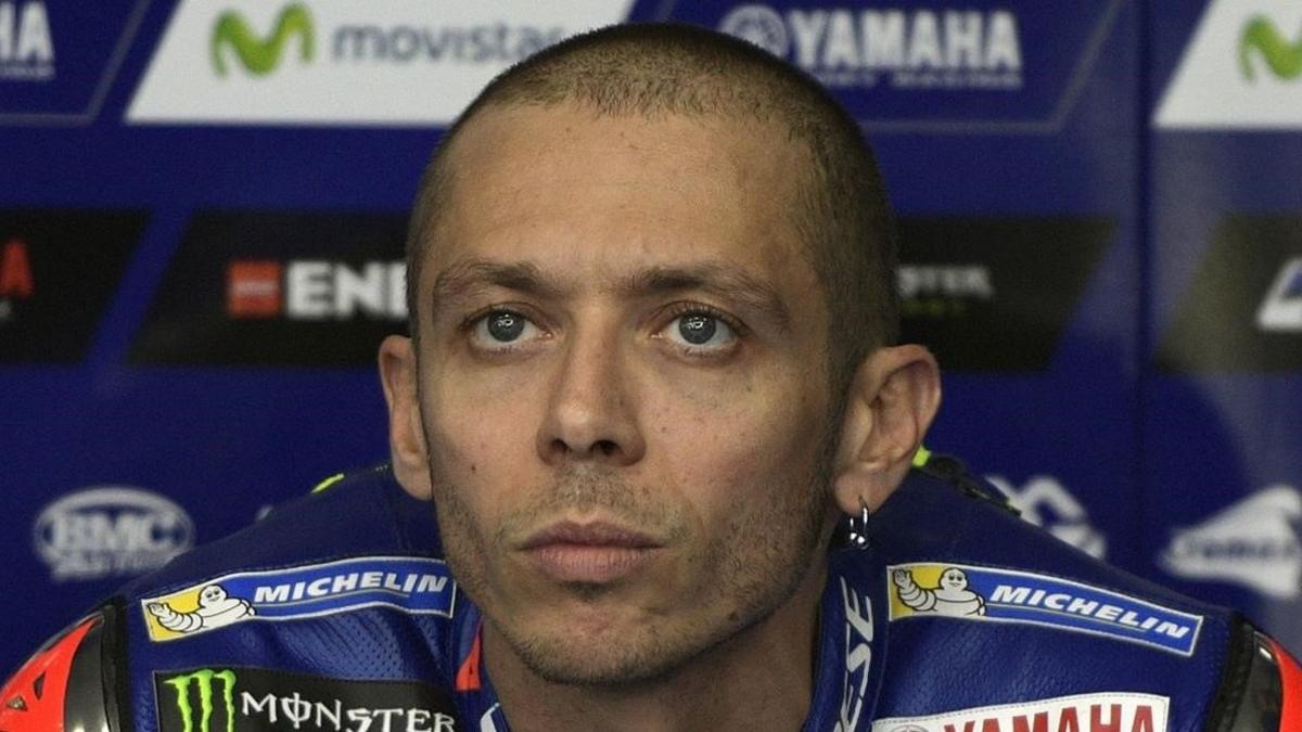 Valentino Rossi muestra su preocupación en el box del GP de Argentina.