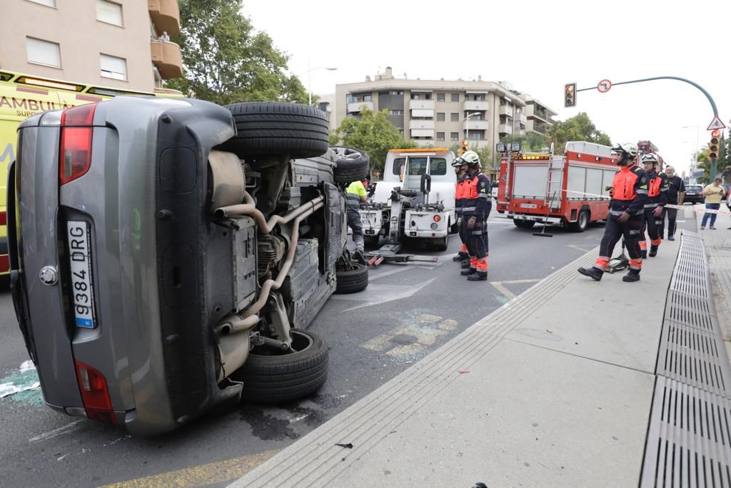 Rescatan al conductor de un coche volcado en la calle Eusebio Estada de Palma