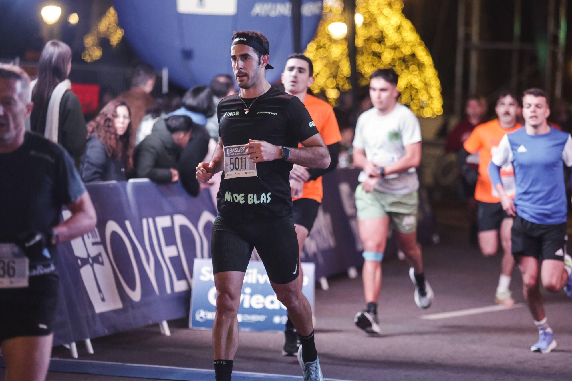 EN IMÁGENES: Alejandro Onís y Mariam Benkert saltan del segundo al primer puesto en la San Silvestre de Oviedo