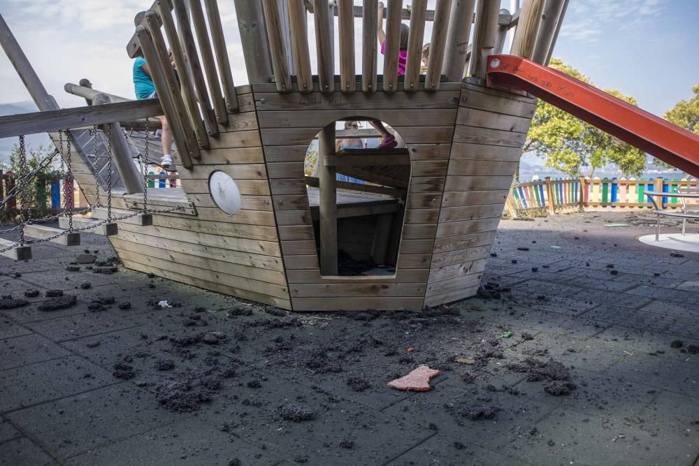 El deterioro de la ETEA: destrozos y vandalismo en el parque infantil