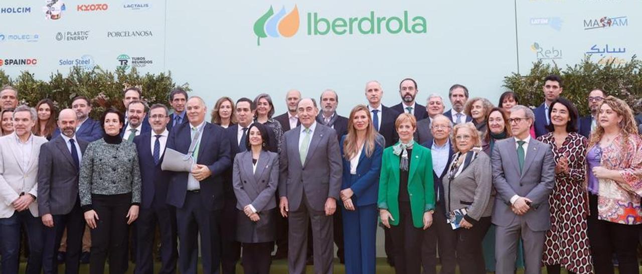 Foto de familia del lanzamiento Alianza QCero Iberdrola, hoy en Madrid. El frente, el responsable de la energética, Ignacio Galán.