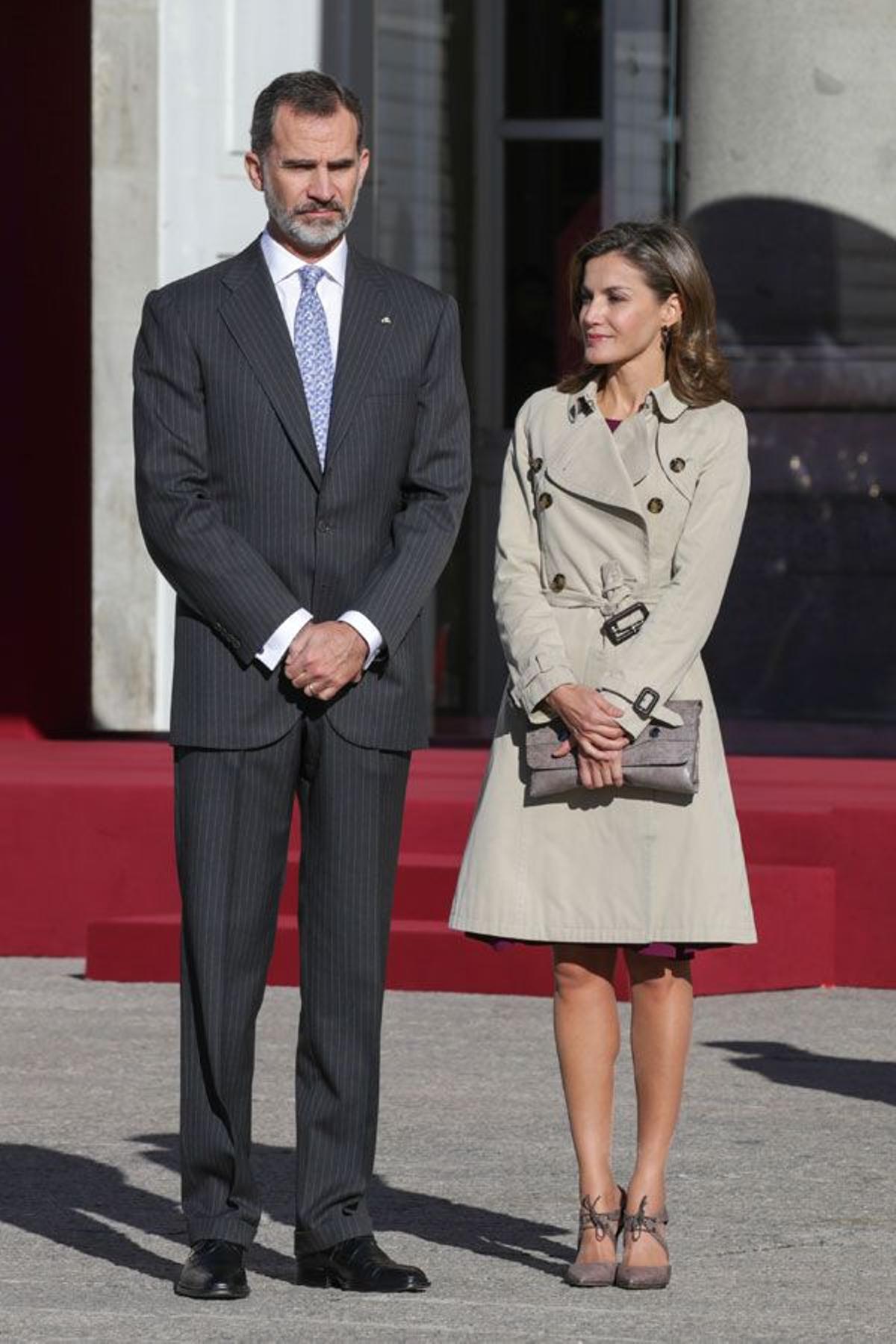 Letizia Ortiz con trench de Burberry y tacones de Magrit junto a Felipe VI en Madrid