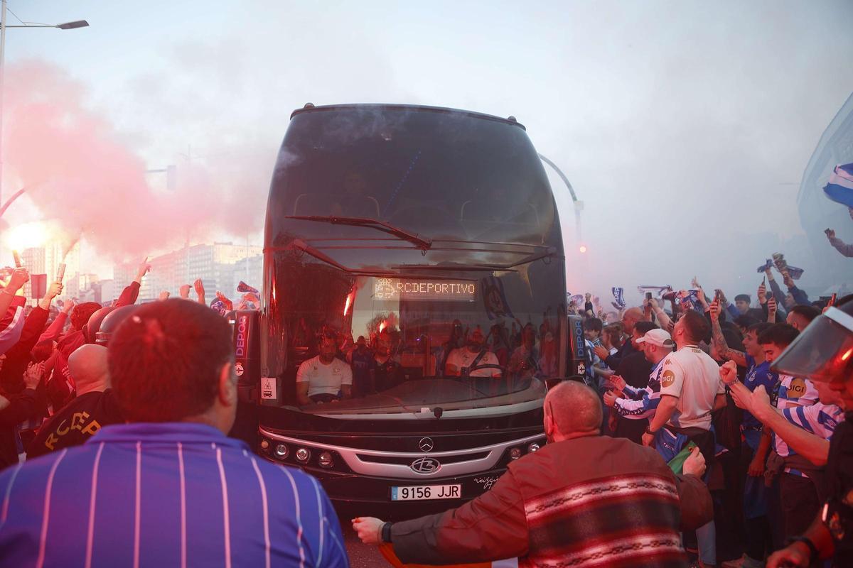 Así fue el recibimiento de la afición a la llegada del Deportivo en Riazor para el partido ante el Zaragoza