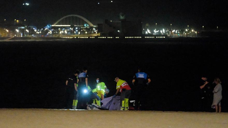 Muere un bañista en la orilla de la playa de Las Canteras